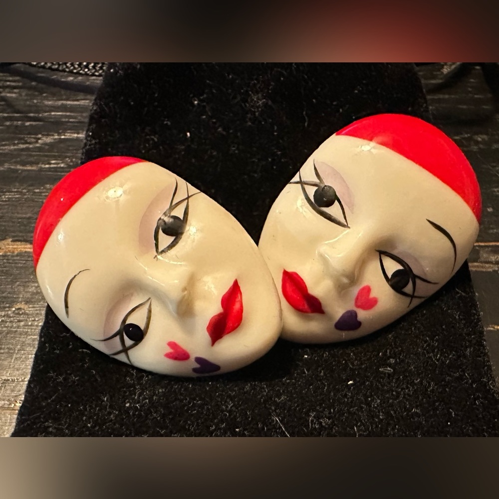 Vintage 90’s Heart Mask Earrings like new